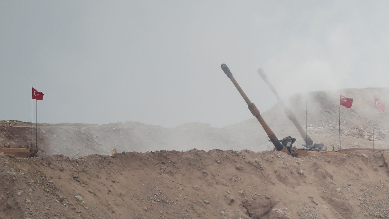 MIDEAST-CRISIS/SYRIA-TURKEY A Turkish army howitzer fires from a military post on the Turkish-Syrian border in Hatay province, Turkey February 26, 2018. REUTERS/Umit Bektas - RC1DA3686FA0