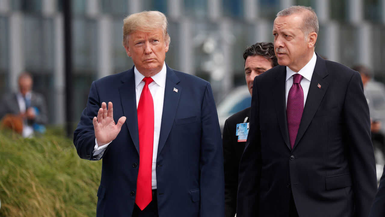 NATO-SUMMIT/ U.S. President Donald Trump and Turkish President Tayyip Erdogan attend the start of the NATO summit in Brussels, Belgium July 11, 2018. REUTERS/Kevin Lamarque - RC117DD2EDF0