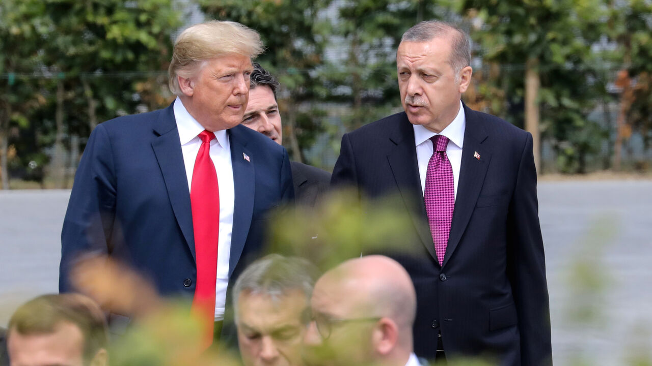 NATO-SUMMIT/ U.S. President Donald Trump speaks withh Turkey's President Tayyip Erdogan ahead of the opening ceremony of the NATO (North Atlantic Treaty Organization) summit, at the NATO headquarters in Brussels, Belgium, July 11, 2018. Ludovic Marin/Pool via REUTERS - RC19136AAEC0