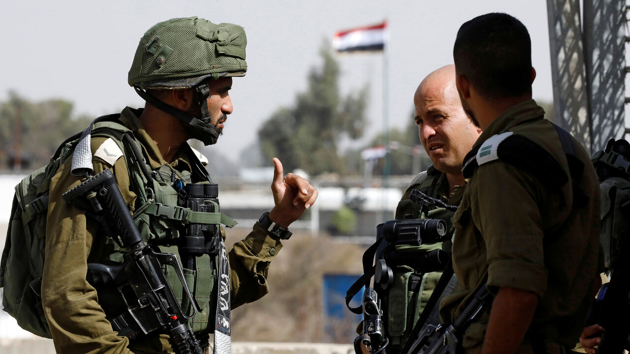 Israeli soldiers chat as they stand near the Quneitra crossing in the Golan Heights on the border line between Israel and Syria, October 15, 2018. REUTERS/Amir Cohen - RC1DE3AFB000