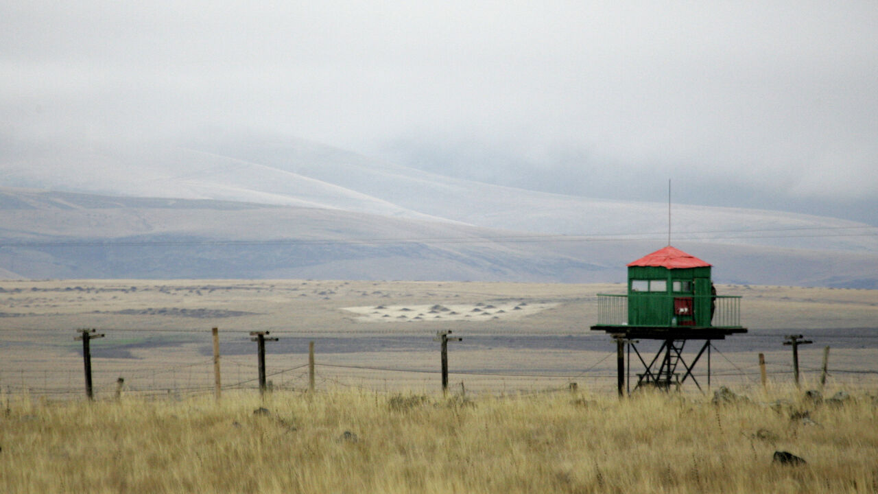 ARMENIA-TURKEY/DIVISION A border tower is seen at the Armenian side of Armenian-Turkish border in the village of Getap, some 85 km (53 miles) north-west of the capital Yerevan, November 1, 2009. The historic prospect of peace with longtime foe Turkey has roused angry opposition among powerful Armenian nationalists, which could yet undermine President Serzh Sarksyan and torpedo the whole process. Picture taken November 1, 2009. To match analysis ARMENIA-TURKEY/DIVISION REUTERS/David Mdzinarishvili (ARMENIA POLITICS CONFLICT) - G