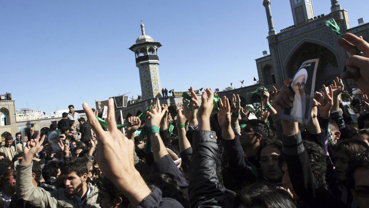 IRAN/ EDITORS' NOTE: Reuters and other foreign media are subject to Iranian restrictions on their ability to film or take pictures in Tehran.
Supporters of the Iranian opposition movement wear green during the funeral of Grand Ayatollah Hossein Ali Montazeri in the holy city of Qom December 21, 2009. Big crowds of mourners chanted anti-government slogans during the funeral of Iran's leading dissident cleric, Grand Ayatollah Hossein Ali Montazeri, in the holy city of Qom on Monday, websites reported. REUTERS/v