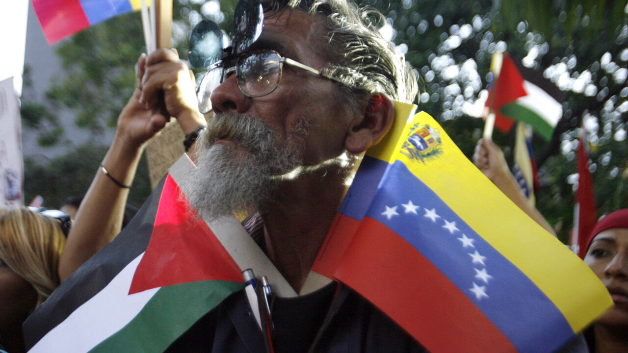 PALESTINIANS-ISRAEL/ Demonstrators take part in a rally against Israel's offensive in Gaza, at Plaza Bolivar in downtown Caracas January 8, 2009. The U.N. Security Council called for an immediate ceasefire in the Gaza Strip on Thursday but Israeli warplanes kept up attacks. REUTERS/Edwin Montilva (VENEZUELA) - GM1E5190U8901