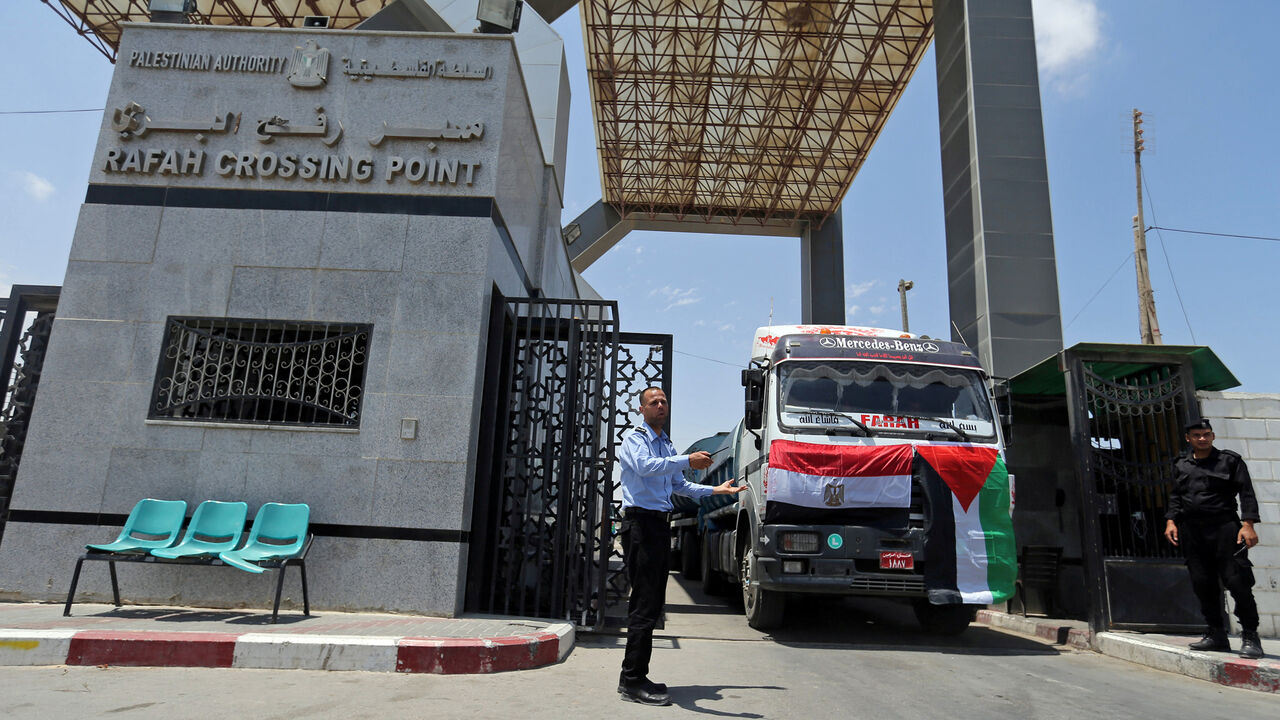 PALESTINIANS-EGYPT/GAZA Palestinian policemen loyal to Hamas stand guard as fuel tankers enter Gaza through the Rafah border between Egypt and southern Gaza Strip June 21, 2017. REUTERS/Ibraheem Abu Mustafa - RC12075B1A70