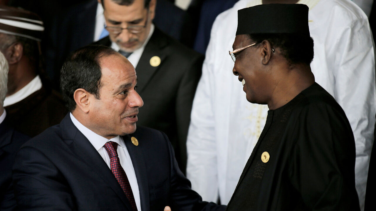 AFRICAUNION-SUMMIT/ Egypt's President Abdel-Fattah el-Sisi talks to Chad's president Idriss Deby at the 30th Ordinary Session of the Assembly of the Heads of State and the Government of the African Union in Addis Ababa, Ethiopia January 28, 2018. REUTERS/Tiksa Negeri - RC1BB8D8BD20