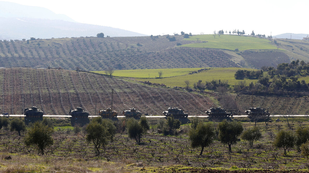 MIDEAST-CRISIS/SYRIA-TURKEY Turkish Army tanks and armoured personnel carriers are seen near the Turkish-Syrian border in Kilis province, Turkey January 31, 2018. REUTERS/Osman Orsal - RC18F29DD730