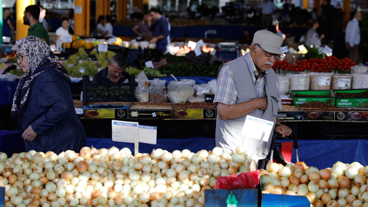 TURKEY-CURRENCY/ People buy vegetables at a bazaar in Ankara, Turkey August 16, 2018. REUTERS/Umit Bektas - RC1C13720540