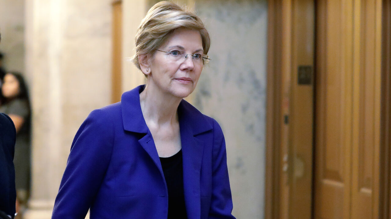 USA-COURT/KAVANAUGH U.S. Senator Elizabeth Warren (D-MA) arrives for a procedural vote on the confirmation of U.S. Supreme Court nominee Brett Kavanaugh on Capitol Hill in Washington, U.S., October 5, 2018. REUTERS/Yuri Gripas - RC127649F840