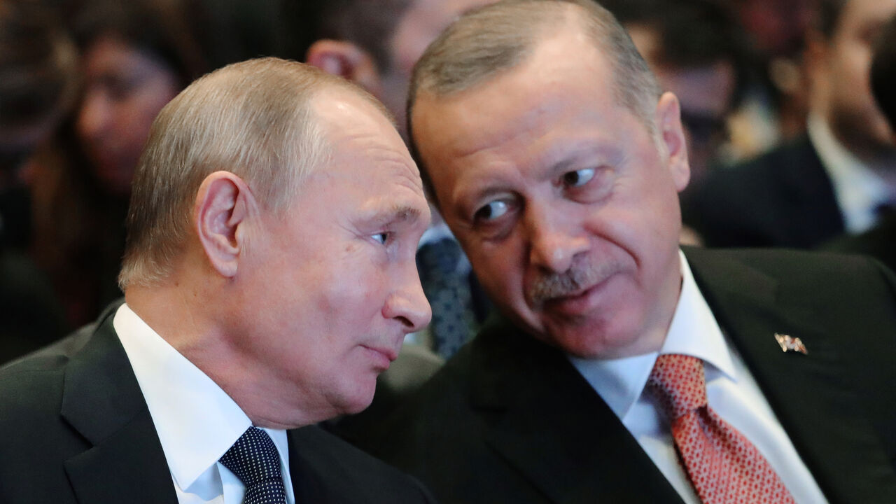 TURKEY-RUSSIA/GAS-PIPELINE Russian President Vladimir Putin (L) and his Turkish counterpart Tayyip Erdogan speak during a ceremony to mark the completion of the sea part of the TurkStream gas pipeline, in Istanbul, Turkey November 19, 2018. Sputnik/Mikhail Klimentyev/Kremlin via REUTERS ATTENTION EDITORS - THIS IMAGE WAS PROVIDED BY A THIRD PARTY. - RC12DCA255B0