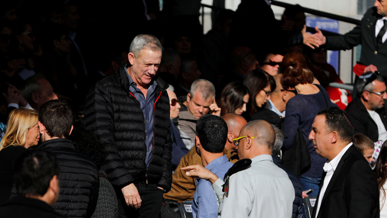 ISRAEL-POLITICS/ Benny Gantz (C), a former Israeli armed forces chief and the head of a new political party, Israel Resilience, attends a handover ceremony for the incoming Israeli Chief of Staff Aviv Kohavi, at the Defense ministry in Tel Aviv, Israel January 15, 2019. REUTERS/Amir Cohen - RC11D5F4AC90