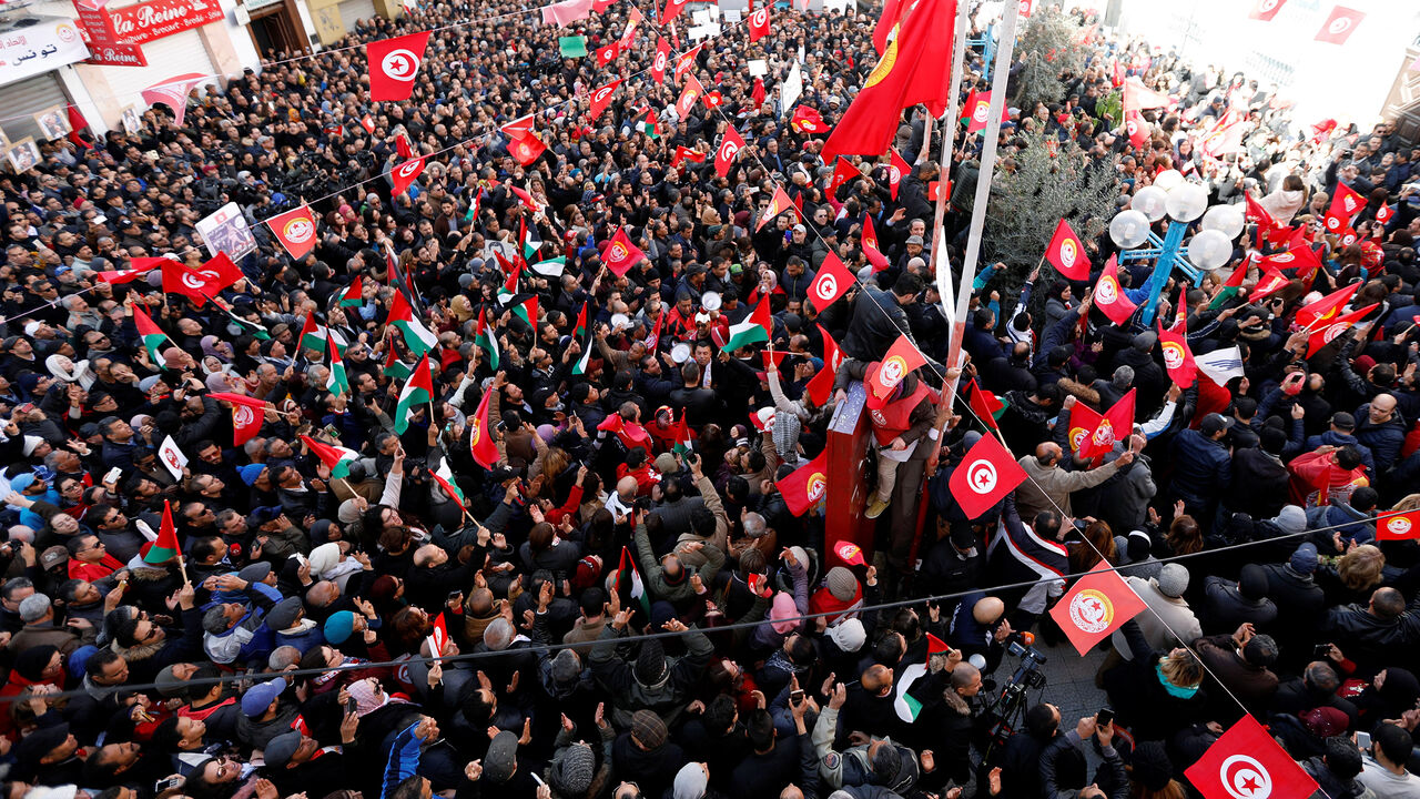 TUNISIA-STRIKE/ People shout slogans during a nationwide strike against the government's refusal to raise wages in Tunis, Tunisia January 17, 2019. REUTERS/Zoubeir Souissi - RC17459A83B0