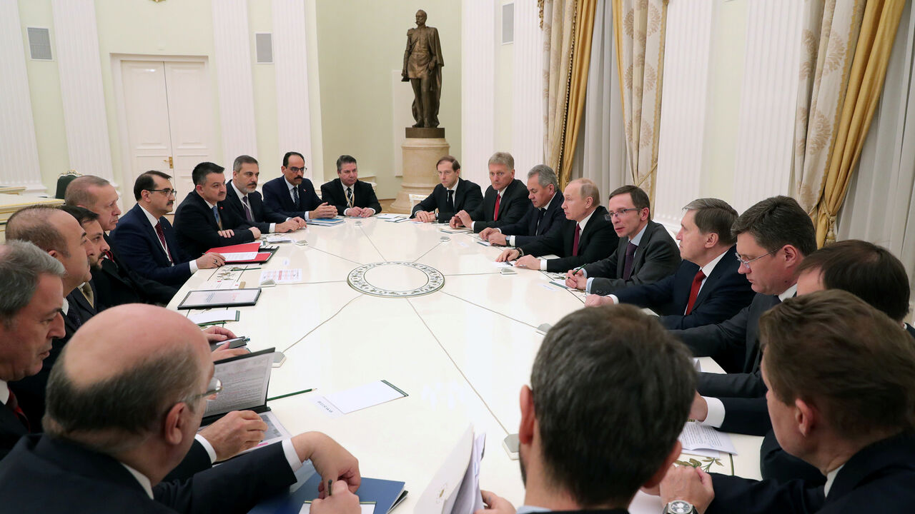 RUSSIA-TURKEY/PUTIN-ERDOGAN Russian President Vladimir Putin and his Turkish counterpart Tayyip Erdogan attend Russia-Turkey talks in an expanded format at the Kremlin in Moscow, Russia January 23, 2019. Sputnik/Mikhail Klimentyev/Kremlin via REUTERS ATTENTION EDITORS - THIS IMAGE WAS PROVIDED BY A THIRD PARTY. - RC1489354BE0