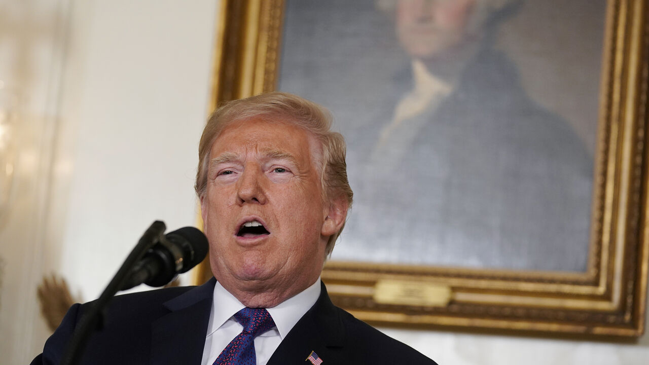 MIDEAST-CRISIS/SYRIA U.S. President Donald Trump announces missile strikes on Syria while delivering a statement in front of portrait of President George Washington at the White House in Washington, U.S., April 13, 2018. REUTERS/Yuri Gripas - HP1EE4E04JFDA