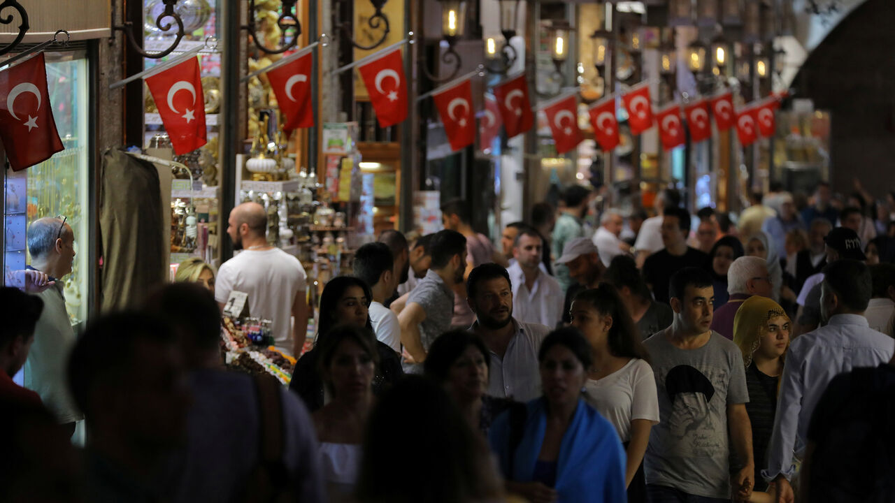TURKEY-ECONOMY/ People shop in an old bazaar in Istanbul, Turkey, June 14, 2018. REUTERS/Huseyin Aldemir - RC16883D3170
