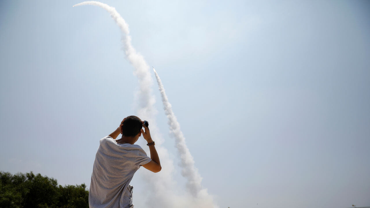 ISRAEL-PALESTINIANS/ An Israeli man looks on as an Iron Dome launcher fires an interceptor rocket in the southern Israeli city of Ashkelon July 14, 2018 REUTERS/Amir Cohen - RC1E436675A0