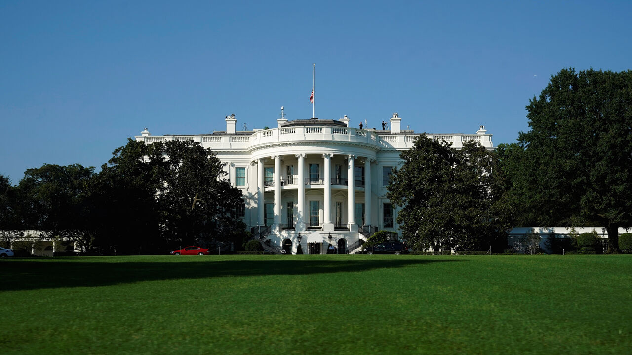 USA-TRUMP/ The motorcade carrying U.S. President Donald Trump and Senator Lindsey Graham (R-SC) arrives at the White House in Washington, U.S., October 7, 2018. REUTERS/Joshua Roberts - RC16E43D4120