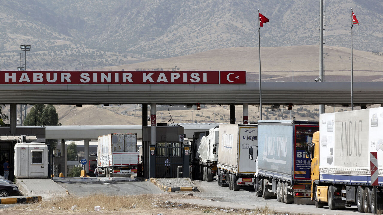 IRAQ-SECURITY/TURKEY-TRADE Trucks line up at Turkey's Habur border gate to Iraq July 6, 2014. Chaos in Iraq, where an Islamist insurgency threatens to dismember the country, has brought one of Turkey's key trade routes to a virtual halt. Turkish exports to Iraq fell 21 percent to $727 million in June, according to data from the Turkish Exporters Association (TIM), but the full extent of the drop-off in trade is only likely to be reflected in the figures over the coming months. Picture taken July 6, 2014. REUTERS/Osman Orsal (TURKEY