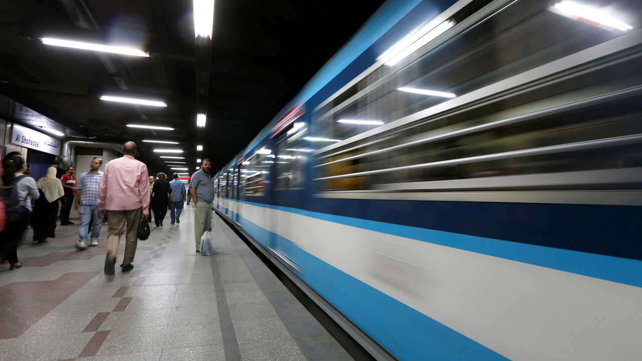 EGYPT-INFLATION/ People wait to board a train at Al Shohadaa "Martyrs" metro station, formerly know as "Mubarak", in Cairo, Egypt July 24, 2017. Picture taken July 24, 2017. REUTERS/Amr Abdallah Dalsh - RC1E95D8EA00