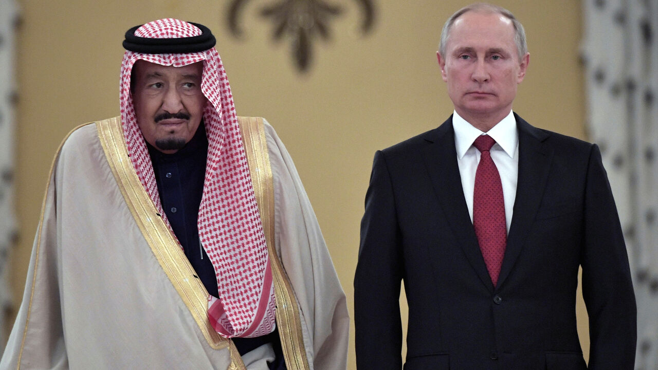 RUSSIA-SAUDI/ Russian President Vladimir Putin (R) and Saudi Arabia's King Salman attend a welcoming ceremony ahead of their talks in the Kremlin in Moscow, Russia October 5, 2017. Sputnik/Alexei Nikolsky/Kremlin via REUTERS ATTENTION EDITORS - THIS IMAGE WAS PROVIDED BY A THIRD PARTY. - RC1280FB8D90