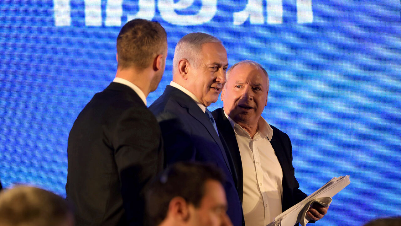 ISRAEL-NETANYAHU/CORRUPTION Israeli Prime Minister Benjamin Netanyahu (C) attends a Likud Party gathering marking the first day of the eight-day Jewish holiday of Hanukkah, in Ramat Gan, Israel December 2, 2018. REUTERS/Corinna Kern - RC1B99A9AC70