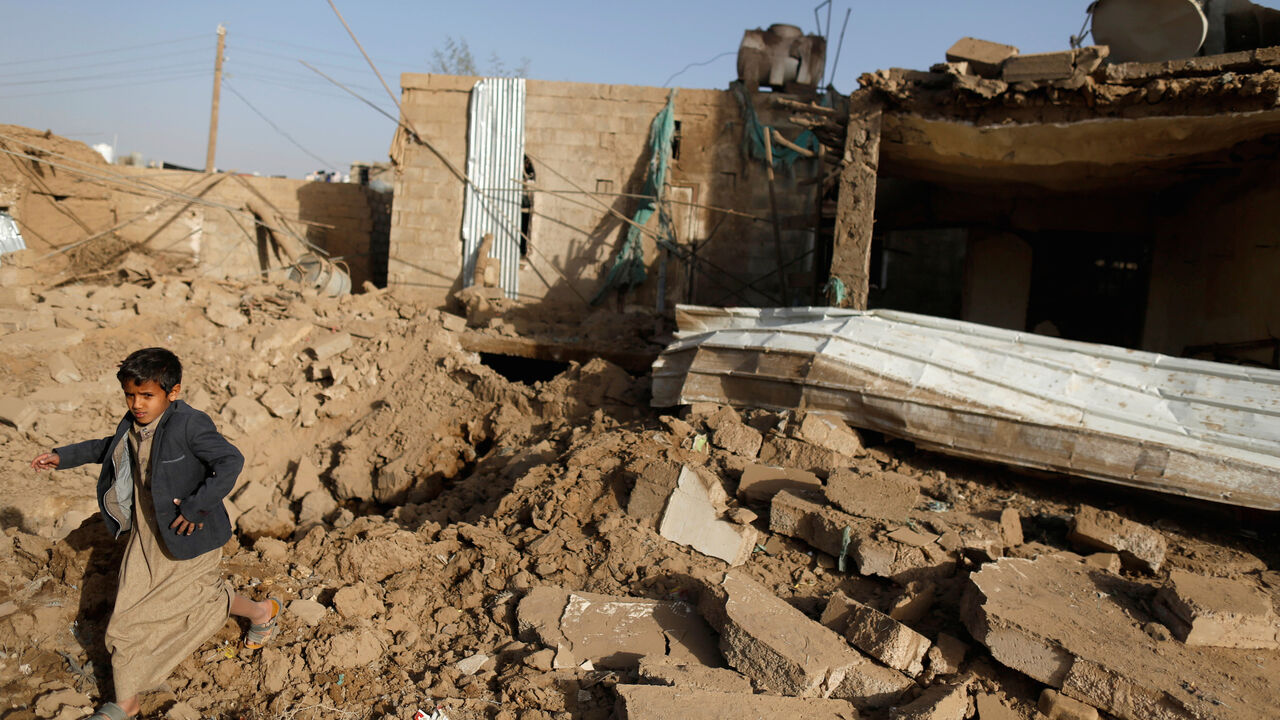 YEMEN-SECURITY/ A boy walks at the site of a Saudi-led air strike in the Houthi-held capital Sanaa, Yemen January 20, 2019. REUTERS/Khaled Abdullah - RC1DEFA2E3D0