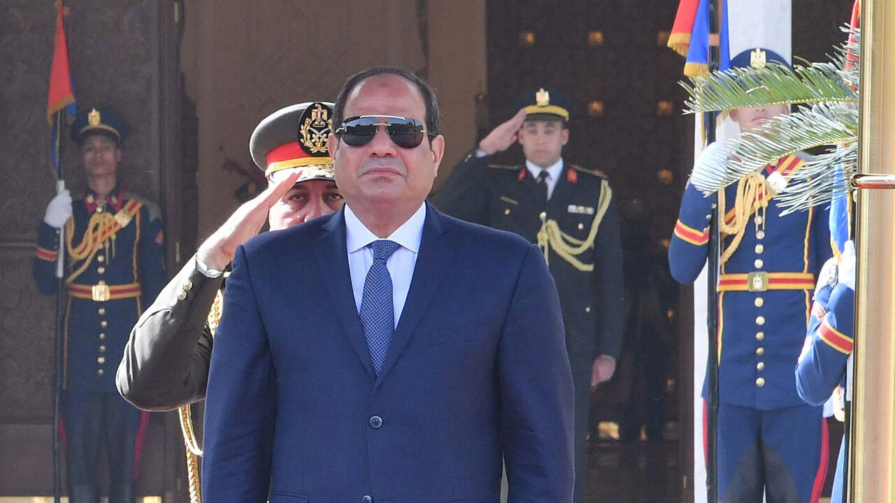 SUDAN-PROTESTS/ Egyptian President Abdel Fattah al-Sisi attends a welcoming ceremony with Sudan's President Omar al-Bashir (unseen) at the Ittihadiya presidential palace in Cairo, Egypt, January 27, 2019. in this handout picture courtesy of the Egyptian Presidency. The Egyptian Presidency/Handout via REUTERS ATTENTION EDITORS - THIS IMAGE WAS PROVIDED BY A THIRD PARTY - RC18C087E160