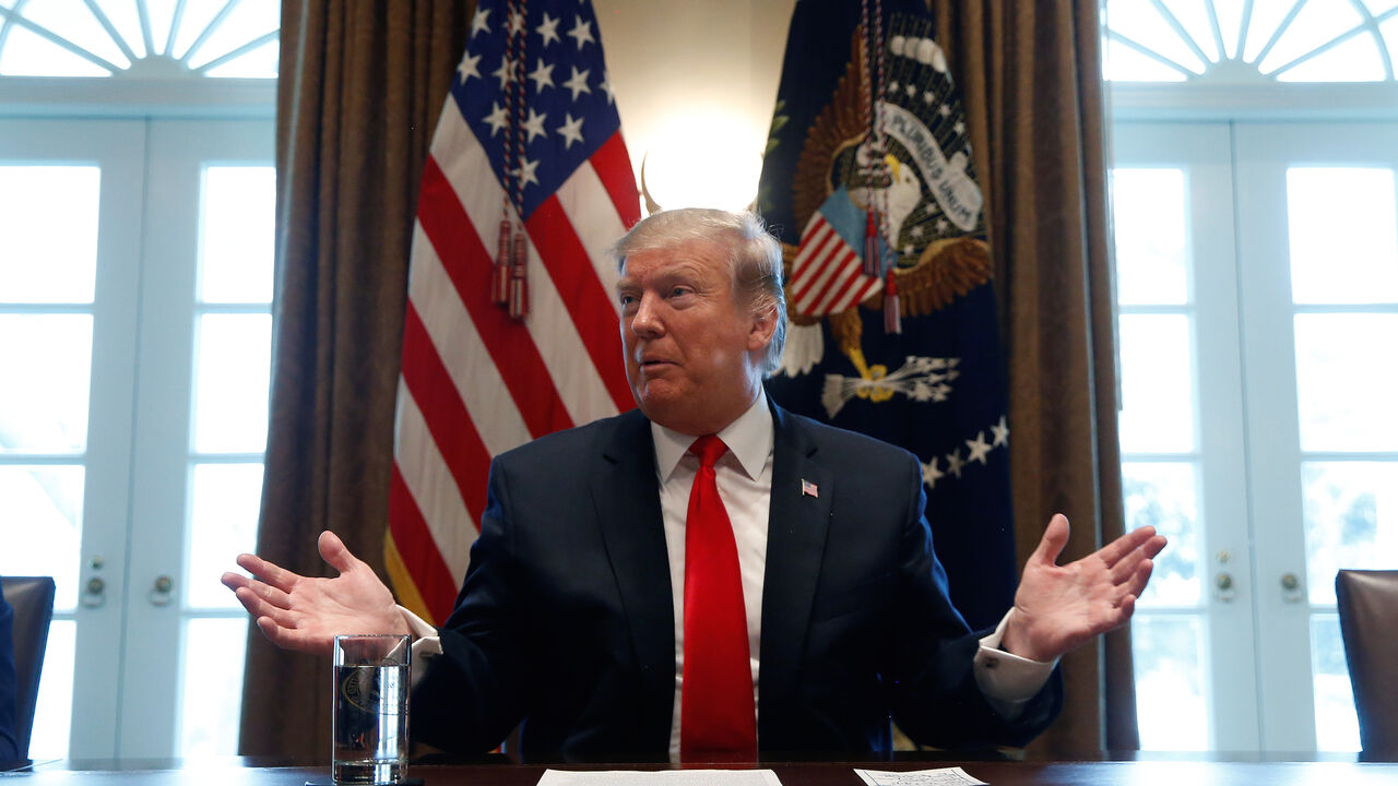 USA-TRUMP/ U.S. President Donald Trump speaks during a meeting to "discuss fighting human trafficking on the southern border" in the Cabinet Room of the White House in Washington, U.S., February 1, 2019. REUTERS/Jim Young - RC1D461FF590