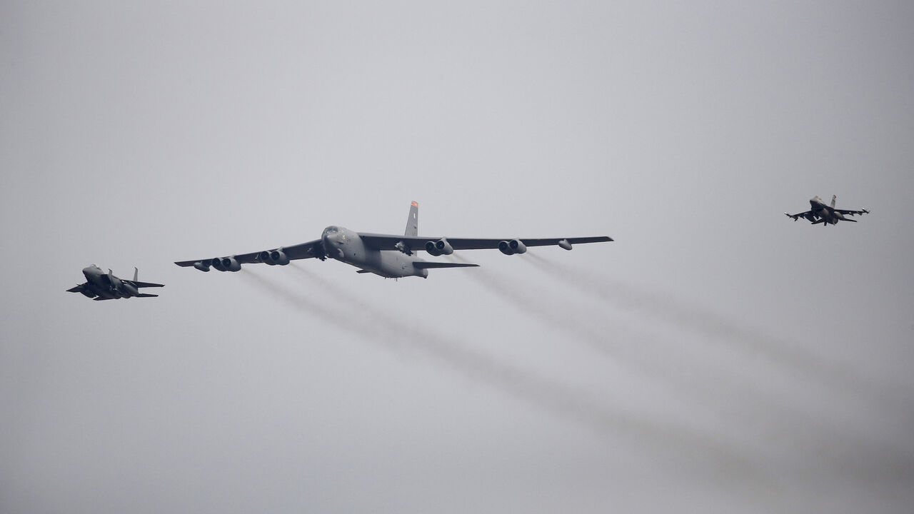 NORTHKOREA-NUCLEAR/ A U.S. Air Force B-52 (C) flies over Osan Air Base in Pyeongtaek, South Korea, January 10, 2016. REUTERS/Kim Hong-Ji - GF20000089868