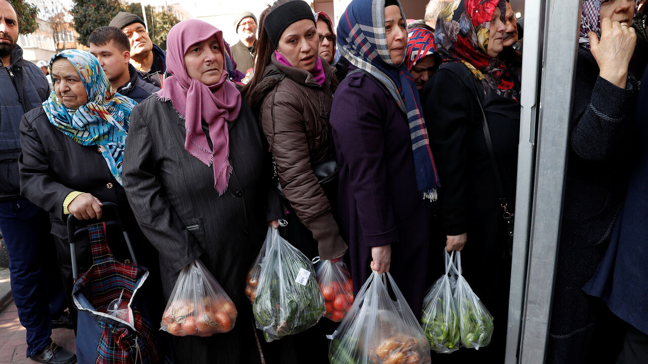 TURKEY-ECONOMY/INFLATION People wait in line to buy vegetables sold in a tent set up by the municipality in the Bayrampasa district of Istanbul, Turkey, February 11, 2019. REUTERS/Murad Sezer - RC19F3ABA9F0