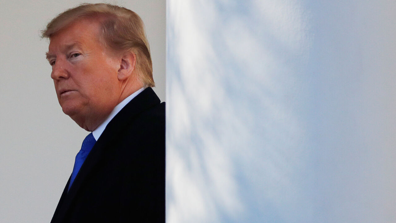 USA-SHUTDOWN/ U.S. President Donald Trump heads back to the Oval Office after declaring a national emergency at the U.S.-Mexico border during remarks about border security in the Rose Garden of the White House in Washington, U.S., February 15, 2019. REUTERS/Carlos Barria - RC17F0AE0D30