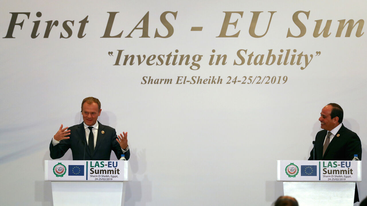 EU-ARABS/ European Council President Donald Tusk and Abdel Fattah el-Sisi, President of Egypt, attend a news conference during a summit between Arab league and European Union member states, in the Red Sea resort of Sharm el-Sheikh, Egypt, February 25, 2019. REUTERS/Mohamed Abd El Ghany - RC1E39420620