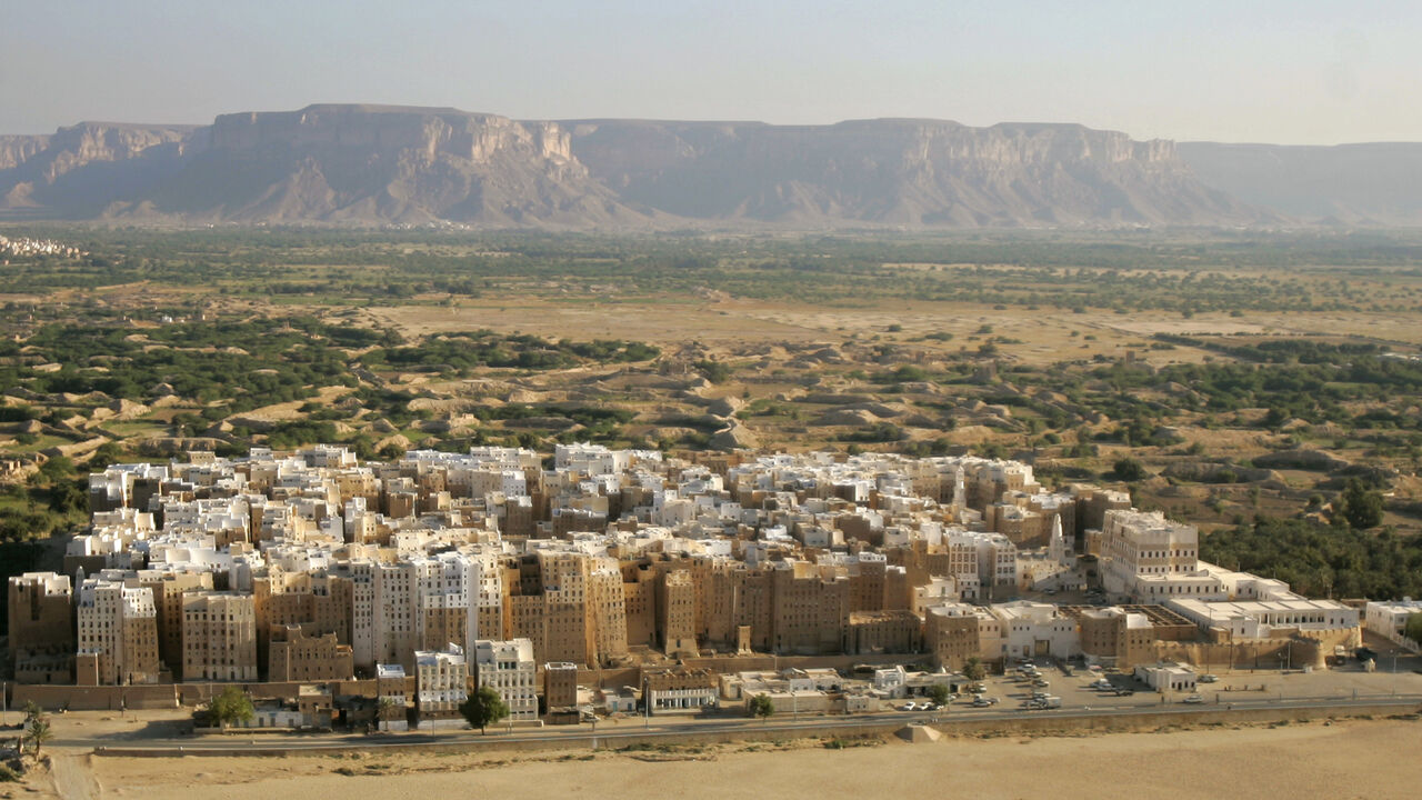 YEMEN/ An aerial view of historical city of Shibam in southeastern Yemen March 18, 2009. Shibam, a UNESCO World Heritage site, is dubbed the "Manhattan of the desert" for its 16th-century tower houses. REUTERS/Khaled Abdullah (YEMEN TRAVEL CITYSCAPE) - GM1E53J0CGJ01