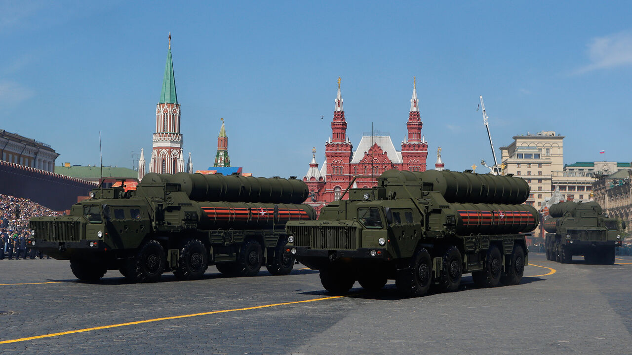 WW2-ANNIVERSARY/RUSSIA-PARADE Russian servicemen drive S-400 missile air defence systems during the Victory Day parade, marking the 73rd anniversary of the victory over Nazi Germany in World War Two, at Red Square in Moscow, Russia May 9, 2018. REUTERS/Sergei Karpukhin - RC1D3531D5F0