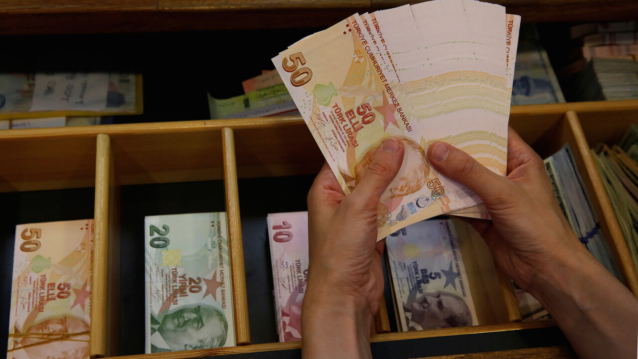 TURKEY-CURRENCY/ A money changer counts Turkish lira banknotes at a currency exchange office in Istanbul, Turkey August 13, 2018. REUTERS/Murad Sezer - RC139D2160B0