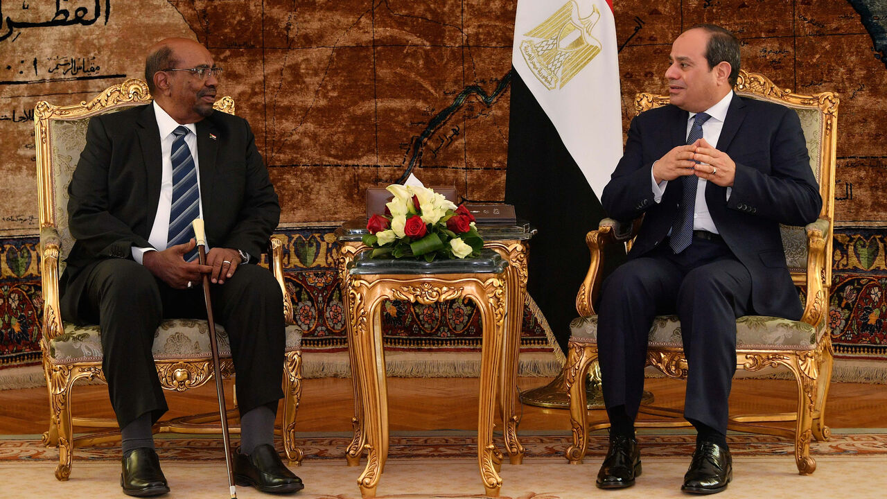 SUDAN-PROTESTS/ Egyptian President Abdel Fattah al-Sisi meets with Sudan's President Omar Hassan al-Bashir at the Ittihadiya presidential palace in Cairo, Egypt, January 27, 2019. in this handout picture courtesy of the Egyptian Presidency. The Egyptian Presidency/Handout via REUTERS ATTENTION EDITORS - THIS IMAGE WAS PROVIDED BY A THIRD PARTY - RC112CAE5470
