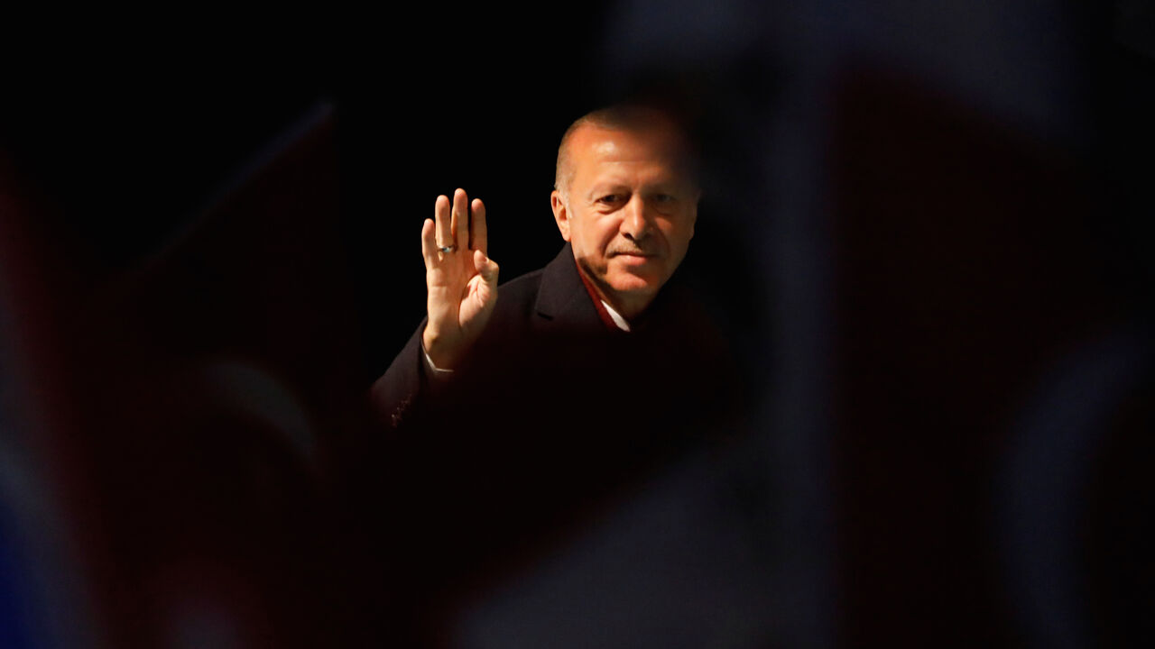 TURKEY-ELECTIONS/ Turkish President Tayyip Erdogan greets AK Party supporters during a rally for the upcoming local elections in Istanbul, Turkey, March 19, 2019. REUTERS/Umit Bektas - RC18667C3AB0