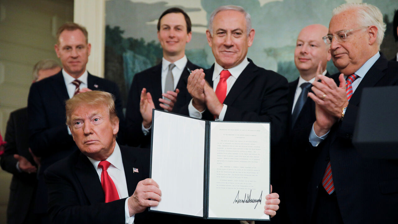 USA-ISRAEL/ U.S. President Donald Trump holds a proclamation recognizing Israel's sovereignty over the Golan Heights as he is applauded by Israel's Prime Minister Benjamin Netanyahu and others during a ceremony to in the Diplomatic Reception Room at the White House in Washington, U.S., March 25, 2019. REUTERS/Carlos Barria - RC13B9E76220