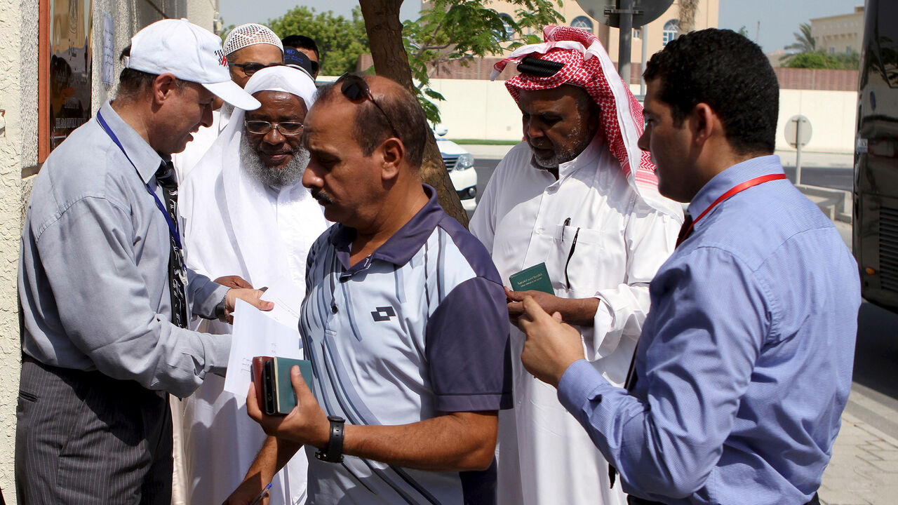 EGYPT-ELECTIONS/ Egyptians living abroad arrive to cast their votes during the first stage of Egypt's parliamentary election at the Egyptian embassy in Doha, Qatar, October 17, 2015. REUTERS/Naseem Zeitoon - GF10000248038