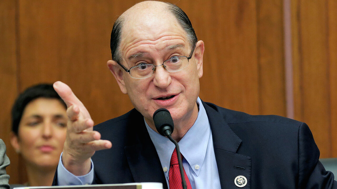 USA-FED/REGULATIONS Representative Brad Sherman (D-CA) questions Federal Reserve Chairman Janet Yellen as she delivers the semi-annual testimony on the "Federal Reserve's Supervision and Regulation of the Financial System" before the House Financial Services Committee in Washington, U.S., September 28, 2016. REUTERS/Joshua Roberts - D1BEUDXPKMAA