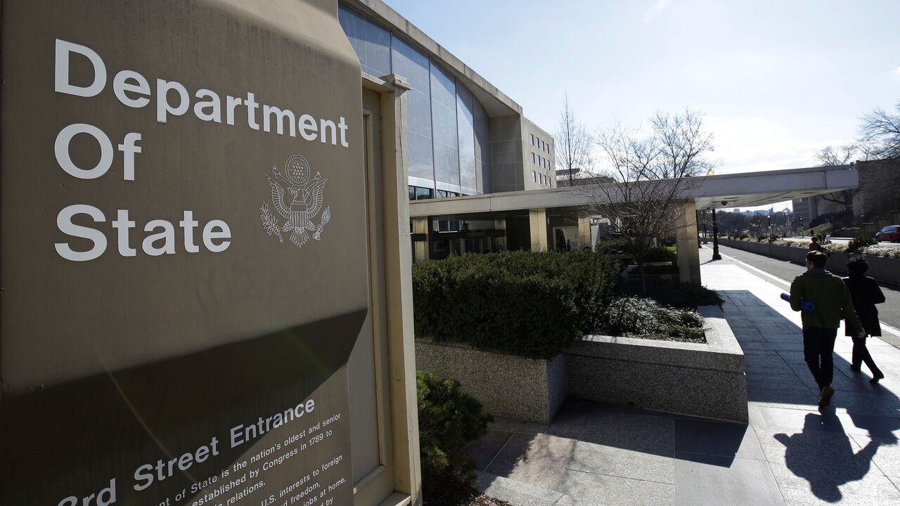 USA-POLITICS/RESIGNATIONS People enter the State Department Building in Washington, U.S., January 26, 2017. REUTERS/Joshua Roberts - RC1D48272C00