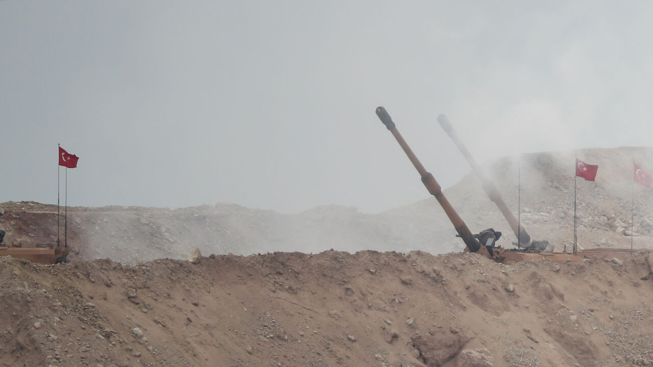 MIDEAST-CRISIS/SYRIA-TURKEY A Turkish army howitzer fires from a military post on the Turkish-Syrian border in Hatay province, Turkey February 26, 2018. REUTERS/Umit Bektas - RC1DA3686FA0