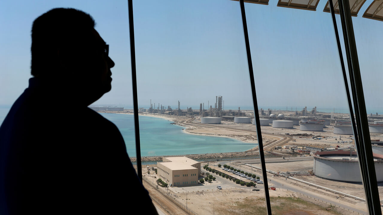 SAUDI-ARAMCO/DOWNSTREAM An Aramco emplyee looks over Aramco's Ras Tanura oil refinery and oil terminal in Saudi Arabia May 21, 2018. Picture taken May 21, 2018. REUTERS/Ahmed Jadallah - RC1FE84D0AE0