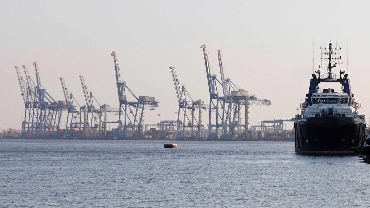 GLOBAL-TRADE/ Cranes are seen near the Suez Canal in Port Said, Egypt July 29, 2018. REUTERS/Amr Abdallah Dalsh - RC1C166DBDE0