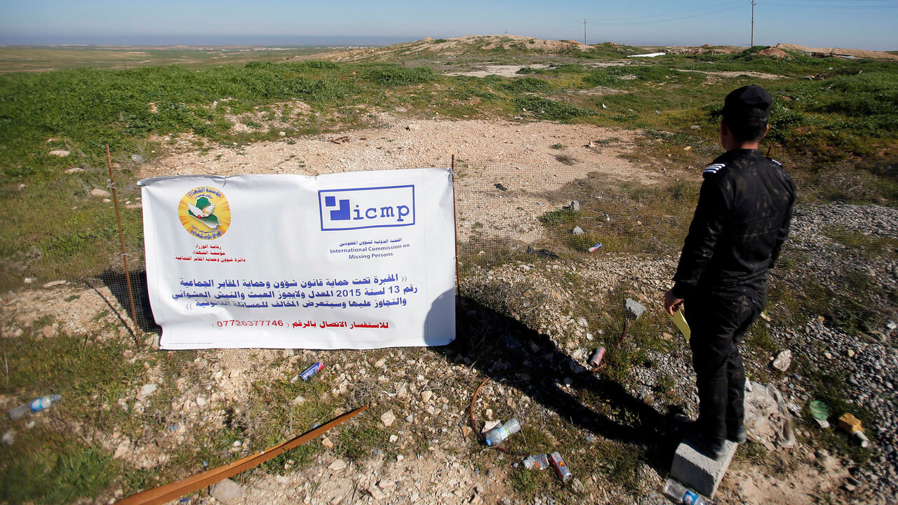 IRAQ-YAZIDIS/ An Iraqi police officer looks at a Yazidi mass grave site near Sinjar, Iraq February 4, 2019. Picture taken February 4, 2019. REUTERS/Khalid al-Mousily - RC1AB34C8D60