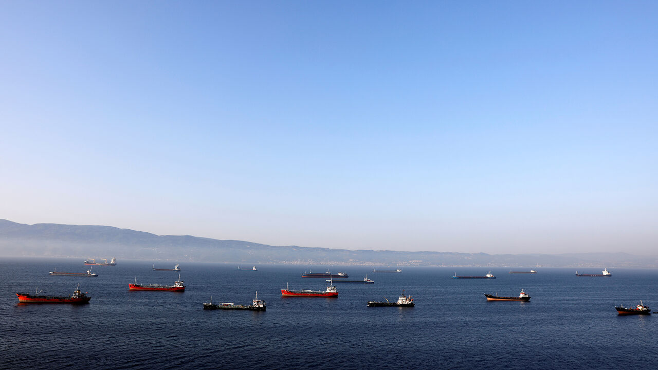Oil tankers wait to dock at Tupras refinery near the northwestern Turkish city of Izmit, Turkey, June 28, 2017. REUTERS/Umit Bektas - RC1424A5EB80