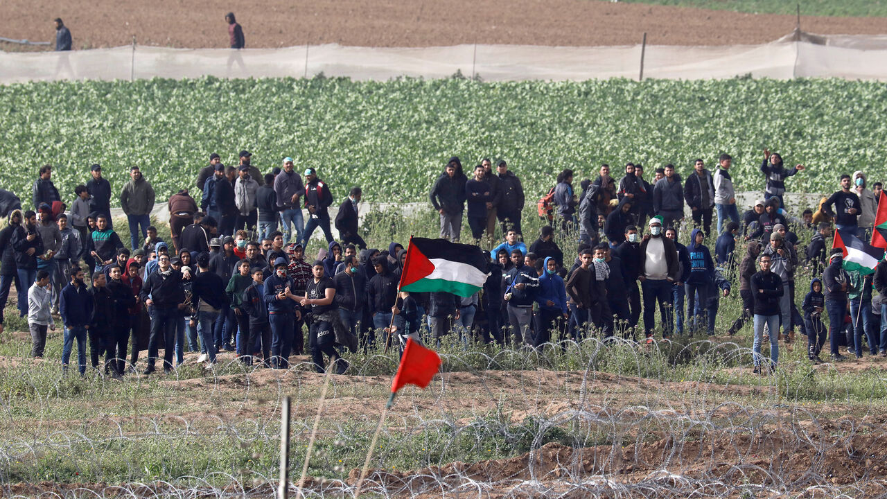 ISRAEL-PALESTINIANS/PROTESTS Palestinians gather near the border fence between Israel and the Gaza Strip during a protest, as it is seen from its Israeli side March 30, 2019 REUTERS/ Amir Cohen - RC1F3065EFA0