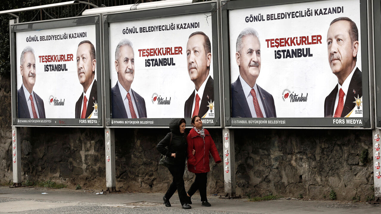 TURKEY-ELECTION/ People walk past by AK Party billboards with pictures of Turkish President Tayyip Erdogan and mayoral candidate Binali Yildirim in Istanbul, Turkey, April 1, 2019. The billboards read: " Thank you Istanbul ". REUTERS/Murad Sezer - RC1FFDD2DBA0