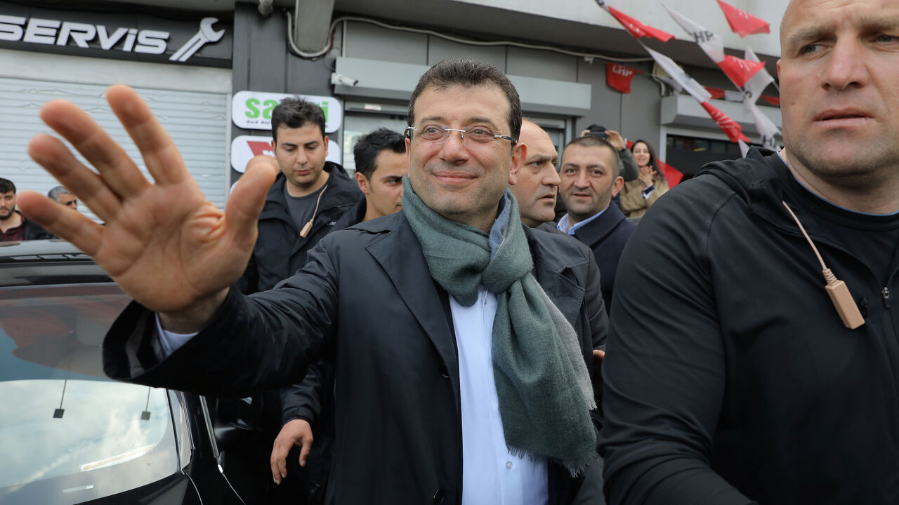 TURKEY-ELECTION/ISTANBUL Ekrem Imamoglu, main opposition Republican People's Party (CHP) candidate for mayor of Istanbul, greets his supporters in Istanbul, Turkey April 1, 2019. REUTERS/Huseyin Aldemir - RC14DDA83790