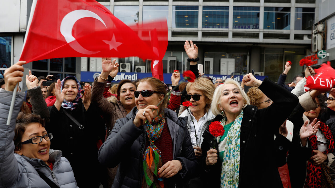 TURKEY-ELECTION/ Supporters of Republican People's Party (CHP) celebrate on a main square in Ankara, Turkey, April 1, 2019. REUTERS/Umit Bektas - RC1DFFF7A1F0