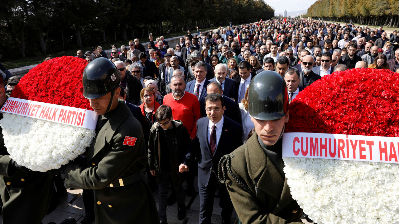 TURKEY-ELECTION/ Ekrem Imamoglu, main opposition Republican People's Party (CHP) candidate for mayor of Istanbul, visits Anitkabir, the mausoleum of modern Turkey's founder Mustafa Kemal Ataturk, as he is flanked by his family members and supporters in Ankara, Turkey, April 2, 2019. REUTERS/Umit Bektas - RC192AED7890